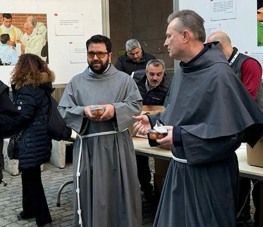İSTANBUL KATOLİKLERİ PAPA FRANCISKUS’A GELENEKSEL TÜRKİYE’YE ÖZGÜ VEDA TÖRENİ DÜZENLEDİ